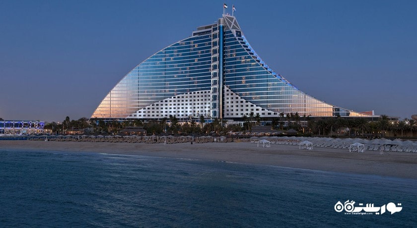 نمای شب هتل جمیرا بیچ